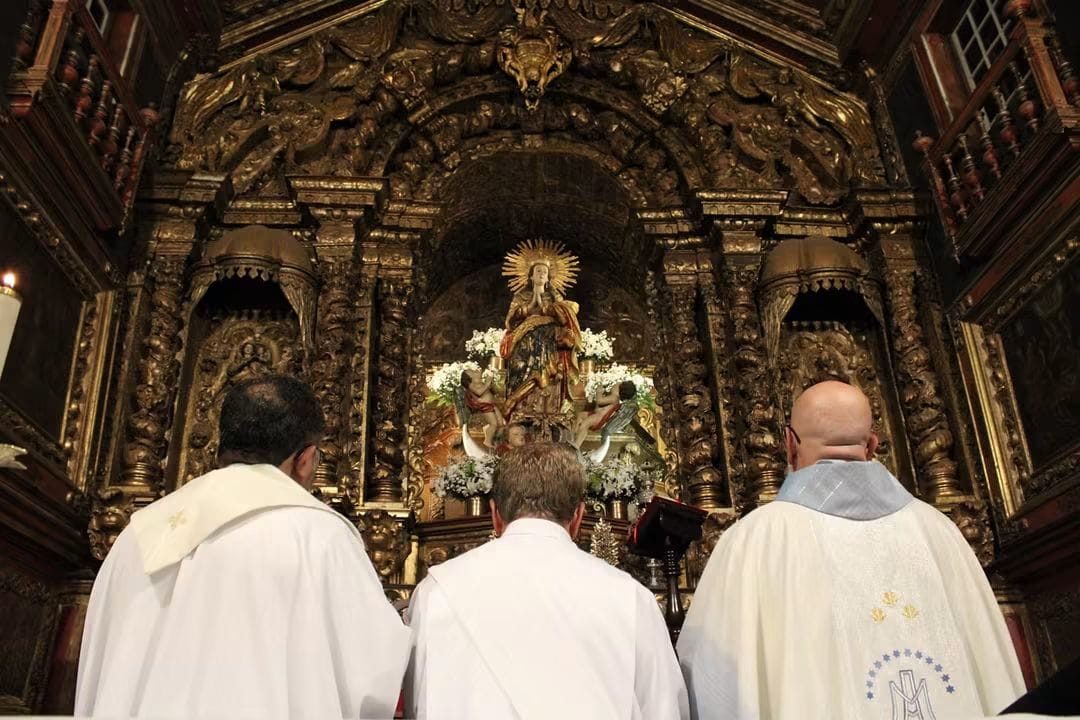 Padres celebram diante do altar da Igreja Matriz